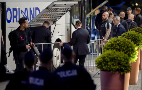 Piłkarze Chelsea i Betisu już we Wrocławiu. Zobacz pierwsze chwile po lądowaniu [ZDJĘCIA] - 32