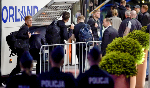 Piłkarze Chelsea i Betisu już we Wrocławiu. Zobacz pierwsze chwile po lądowaniu [ZDJĘCIA] - 33