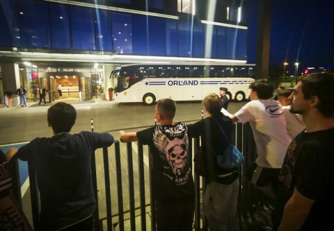 Piłkarze Chelsea i Betisu już we Wrocławiu. Zobacz pierwsze chwile po lądowaniu [ZDJĘCIA] - 35