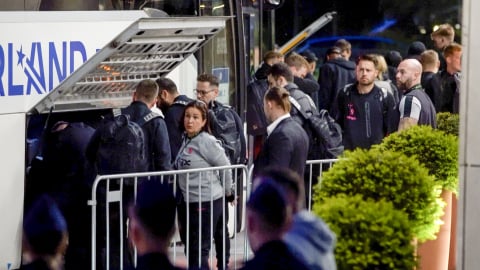 Piłkarze Chelsea i Betisu już we Wrocławiu. Zobacz pierwsze chwile po lądowaniu [ZDJĘCIA] - 38