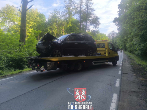 Jeden samochód w rowie, drugi z urwanym kołem. Groźne zderzenie we Wrocławiu [ZDJĘCIA] - 0