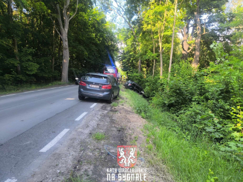 Jeden samochód w rowie, drugi z urwanym kołem. Groźne zderzenie we Wrocławiu [ZDJĘCIA] - 2