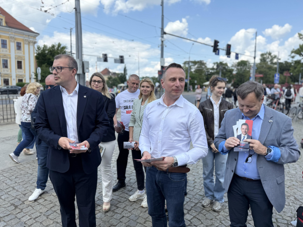 Krzysztof Brejza we Wrocławiu: Wybierzmy przyszłość dla kolejnych pokoleń Polaków - Krzysztof Brejza spotkał się z mieszkańcami Wrocławia. Fot. Piotr Osowicz