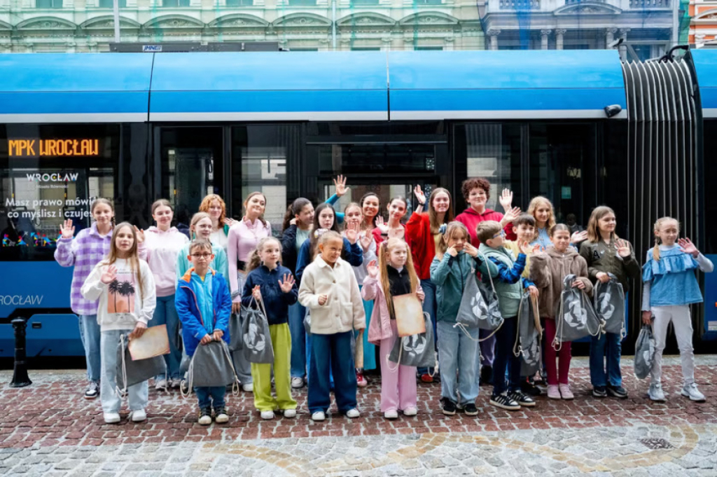Wrocław pamięta o dzieciach. Ruszył specjalny tramwaj - Prawa dziecka na trasie Dokerska – Zoo/ fot. Grzegorz Rajter - materiał prasowy