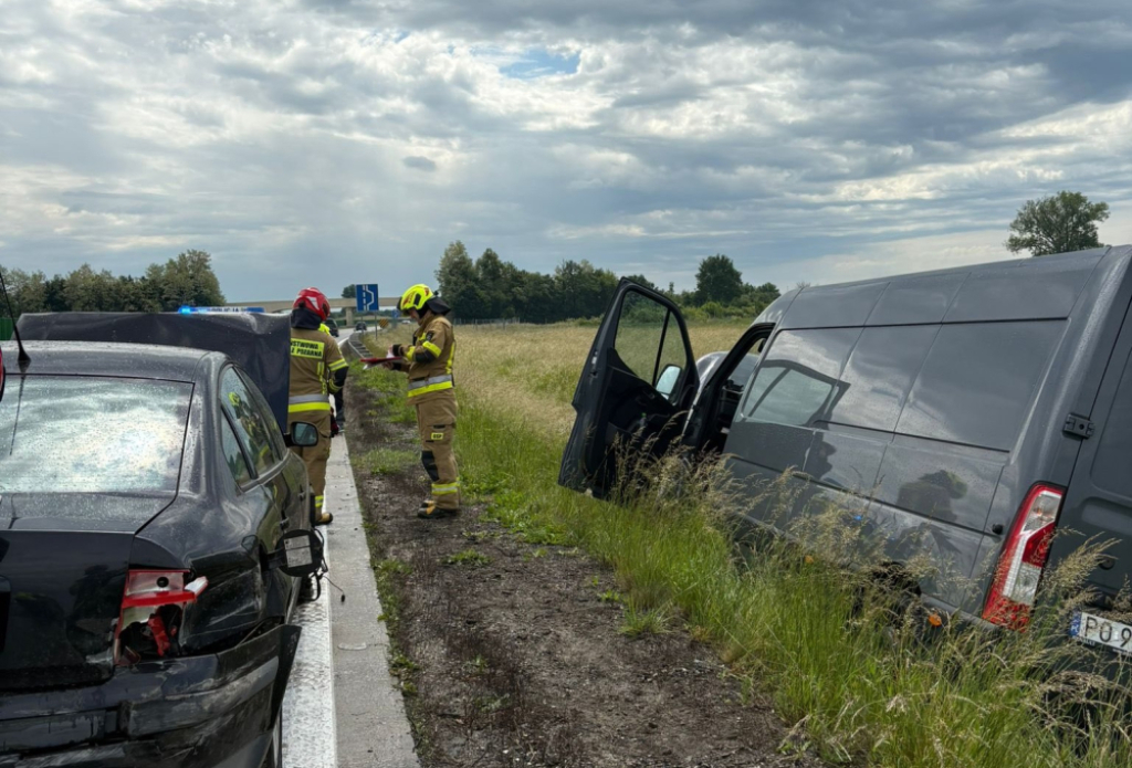 Kolejny samochód w rowie na autostradzie A4. Dostawczak zderzył się z osobówką [ZDJĘCIA]