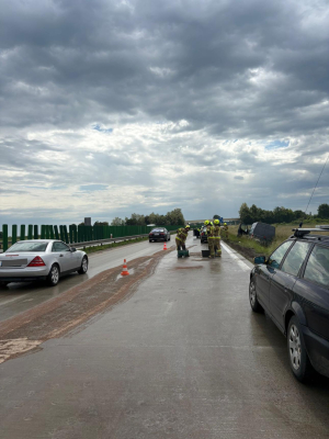 Kolejny samochód w rowie na autostradzie A4. Dostawczak zderzył się z osobówką [ZDJĘCIA] - 0