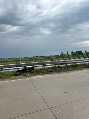 Kolejny samochód w rowie na autostradzie A4. Dostawczak zderzył się z osobówką [ZDJĘCIA] - 1