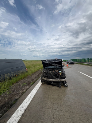 Kolejny samochód w rowie na autostradzie A4. Dostawczak zderzył się z osobówką [ZDJĘCIA] - 2