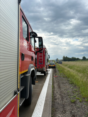 Kolejny samochód w rowie na autostradzie A4. Dostawczak zderzył się z osobówką [ZDJĘCIA] - 3
