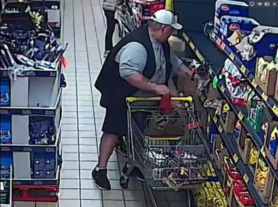 Bezczelnie wyciągnął portfel z torebki klientki. Policja szuka złodzieja ze sklepu spożywczego