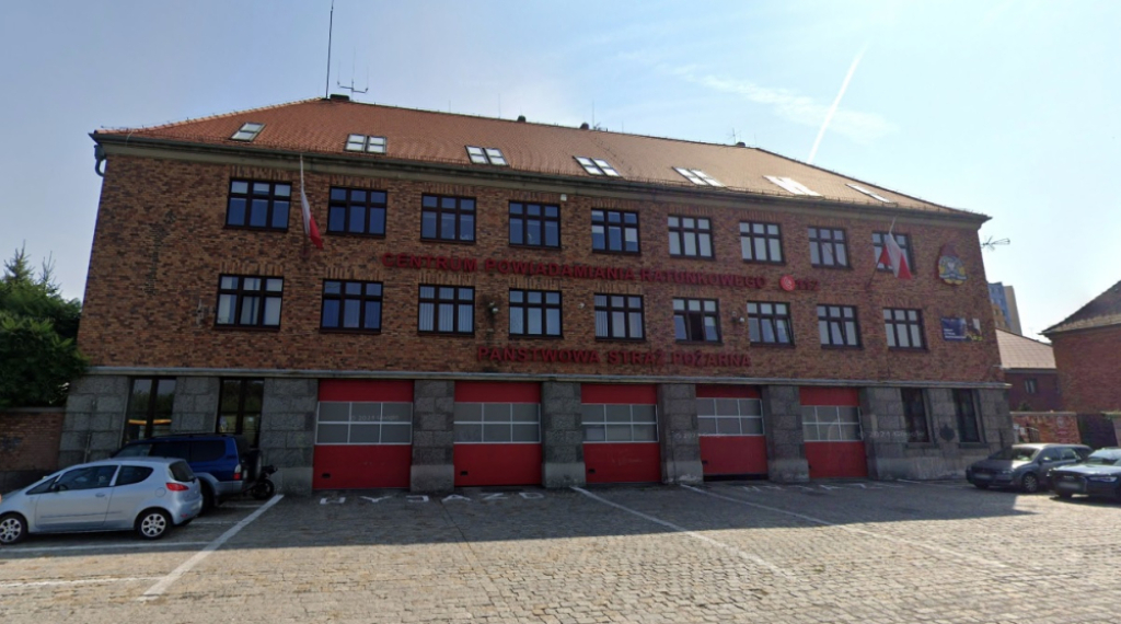 Wrocław: Były pracownik Centrum Powiadamiania Ratunkowego przez 4 lata miał dostęp do systemu. Kontrola NIK wykazała nieprawidłowości - Centrum Powiadamiania Ratunkowego we Wrocławiu zostało poddane kontroli. Fot. Google Street View