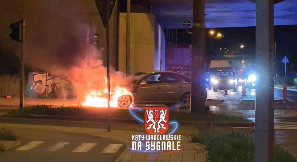 Pożar samochodu we Wrocławiu. Pojazd spłonął przy Moście Milenijnym [WIDEO] - Pożar samochodu we Wrocławiu. Fot. Kąty Wrocławskie na sygnale