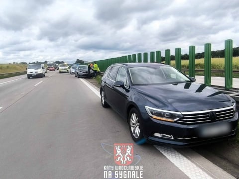 Długie korki na AOW i A4 w okolicy Wrocławia. Trwają prace drogowe, zderzyły się trzy samochody [ZDJĘCIA] - 1