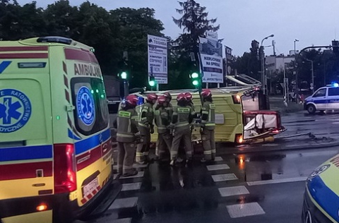 Legnica: Samochód uderzył w karetkę na sygnale, ta przewróciła się na bok. Pacjentka jest w bardzo ciężkim stanie [ZDJĘCIA] - 0