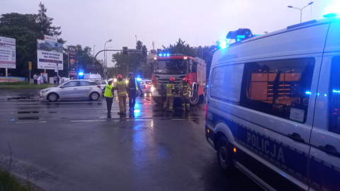 Legnica: Samochód uderzył w karetkę na sygnale, ta przewróciła się na bok. Pacjentka jest w bardzo ciężkim stanie [ZDJĘCIA] - 1