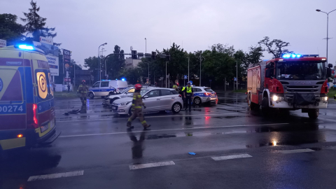 Legnica: Samochód uderzył w karetkę na sygnale, ta przewróciła się na bok. Pacjentka jest w bardzo ciężkim stanie [ZDJĘCIA] - 2