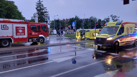 Legnica: Samochód uderzył w karetkę na sygnale, ta przewróciła się na bok. Pacjentka jest w bardzo ciężkim stanie [ZDJĘCIA] - 3