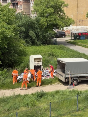 Stosy porzuconych ubrań szpecą Wrocław. Zamiast wozić je do PSZOK-ów, mieszkańcy zostawiają je na ulicy. Co na to Ekosystem? - 1