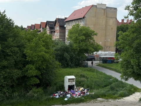 Stosy porzuconych ubrań szpecą Wrocław. Zamiast wozić je do PSZOK-ów, mieszkańcy zostawiają je na ulicy. Co na to Ekosystem? - 2