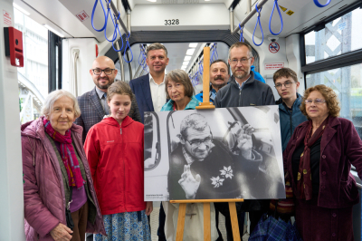 Tramwaj im. Stanisława Dr&oacute;żdża wyjechał na ulice. Każdy mieszkaniec Wrocławia zna prace artysty [ZDJĘCIA]