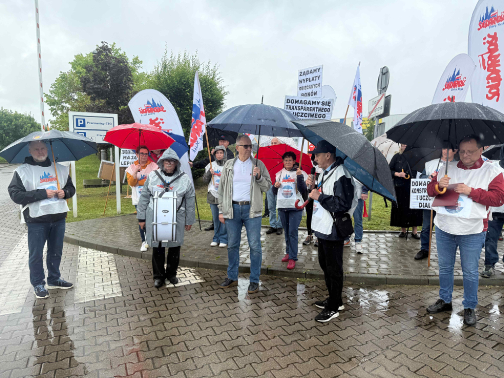"Domagamy się przede wszystkim dialogu". Pracownicy Eto Magnetic protestują, walcząc o podwyżki - Pracownicy firmy Eto Magnetic domagają się podwyżek. Fot: Piotr Osowicz/ Radio Wrocław