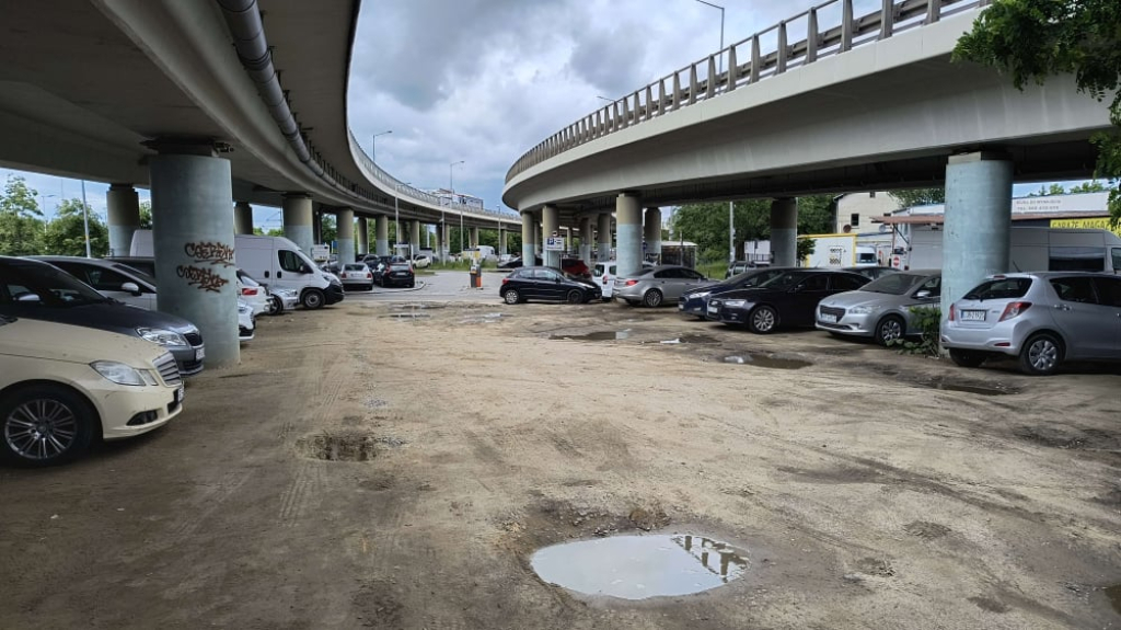 Koniec z dzikim parkowaniem pod estakadami przy stacji Wrocław-Grabiszyn? Miasto zapowiada interwencję - Tak obecnie wygląda teren nieopodal parkingu Park and Ride przy przystanku Wrocław-Grabiszyn. Fot: Piotr Kaźmierczak/ Radio Wrocław