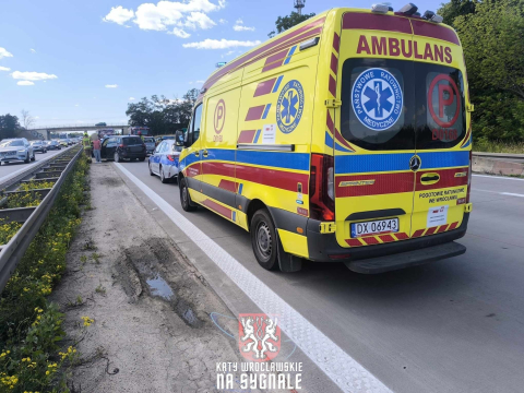 Zderzenie czterech osobówek na autostradzie A4. Jedna osoba jest ranna, lądowało Lotnicze Pogotowie Ratunkowe [ZDJĘCIA] - 1