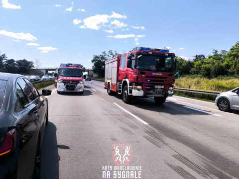 Zderzenie czterech osobówek na autostradzie A4. Jedna osoba jest ranna, lądowało Lotnicze Pogotowie Ratunkowe [ZDJĘCIA] - 2