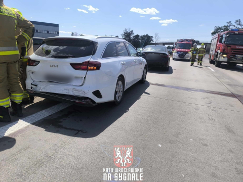 Zderzenie czterech osobówek na autostradzie A4. Jedna osoba jest ranna, lądowało Lotnicze Pogotowie Ratunkowe [ZDJĘCIA] - 4