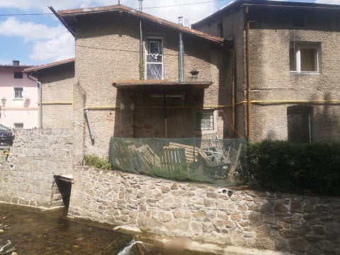 Wypadek w Szczytnej. Kobieta zginęła po upadku z balkonu do rzeki - 1