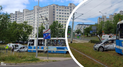 Zderzenie osob&oacute;wki z tramwajem we Wrocławiu na ul. Dokerskiej. Dwie osoby trafiły do szpitala