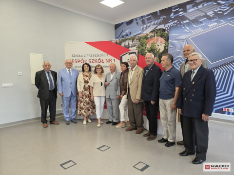 Mają ponad 90 lat, a wciąż odwiedzają swoją szkołę. Absolwenci "Radiobudy" wspominają dawne czasy - 2