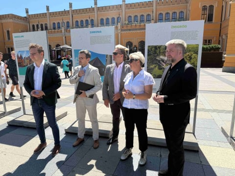 Ta wystawa to świetna podpowiedź na wakacje. Prezentuje 32 najciekawsze miejsca aglomeracji wrocławskiej - 1