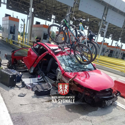 Nie zmieścił się w bramkach na autostradzie A4. Z samochodu aż odpadły drzwi [ZDJĘCIA] - 0