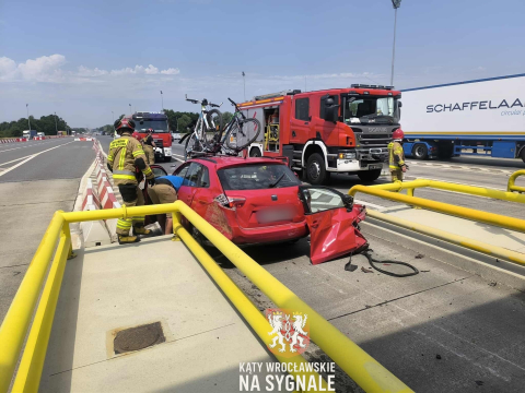 Nie zmieścił się w bramkach na autostradzie A4. Z samochodu aż odpadły drzwi [ZDJĘCIA] - 1