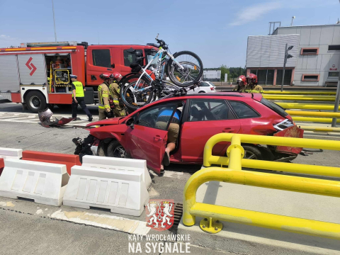 Nie zmieścił się w bramkach na autostradzie A4. Z samochodu aż odpadły drzwi [ZDJĘCIA] - 2
