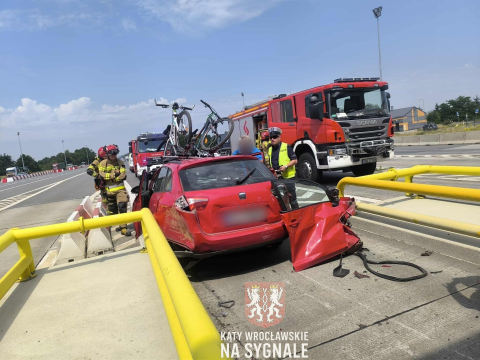 Nie zmieścił się w bramkach na autostradzie A4. Z samochodu aż odpadły drzwi [ZDJĘCIA] - 3