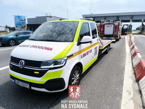 Nie zmieścił się w bramkach na autostradzie A4. Z samochodu aż odpadły drzwi [ZDJĘCIA] - 4