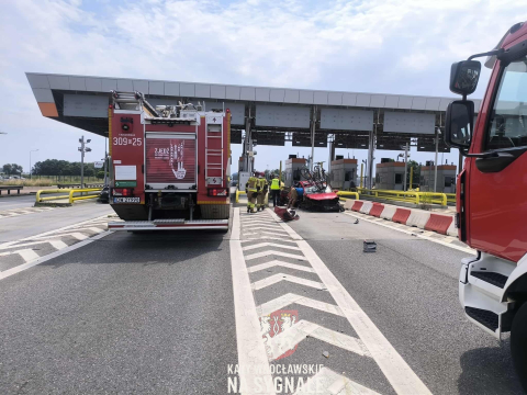 Nie zmieścił się w bramkach na autostradzie A4. Z samochodu aż odpadły drzwi [ZDJĘCIA] - 5