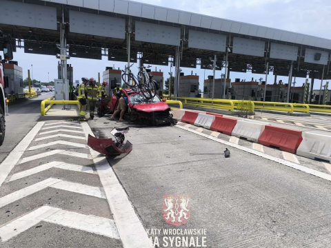 Nie zmieścił się w bramkach na autostradzie A4. Z samochodu aż odpadły drzwi [ZDJĘCIA] - 6