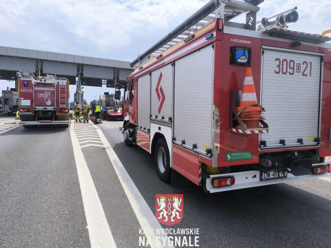 Nie zmieścił się w bramkach na autostradzie A4. Z samochodu aż odpadły drzwi [ZDJĘCIA] - 7