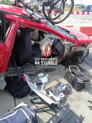Nie zmieścił się w bramkach na autostradzie A4. Z samochodu aż odpadły drzwi [ZDJĘCIA] - 8