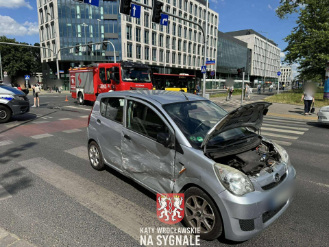 Wjechał na czerwonym. Wypadek dwóch aut na Swobodnej we Wrocławiu - 1