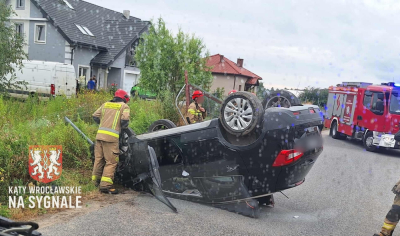 Dachowanie w okolicach Wrocławia. Samoch&oacute;d uderzył w ogrodzenie na osiedlowej ulicy