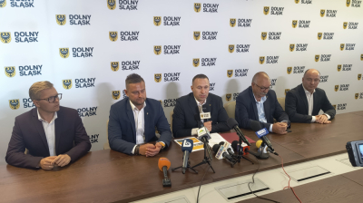 "Dolny Śląsk na dobrej drodze". Prawie ćwierć miliarda złotych na remonty dr&oacute;g w regionie