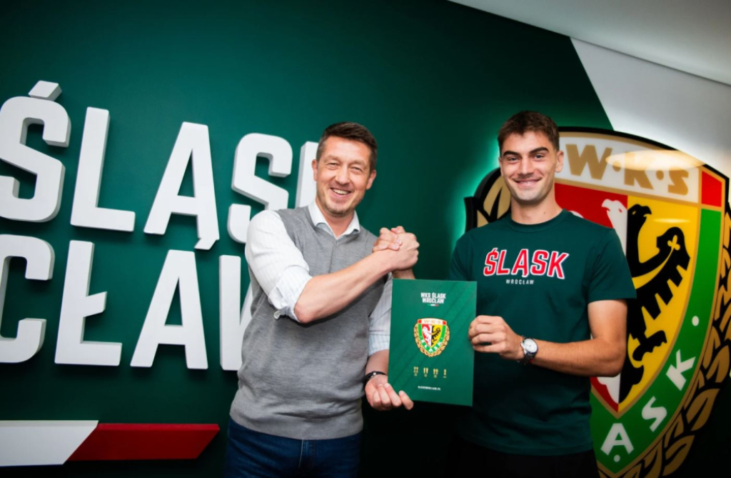 Szymon Rygiel na dłużej w Śląsku - Dyrektor sportowy Dariusz Sztylka i piłkarz Szymon Rygiel. Fot. slaskwroclaw.pl 