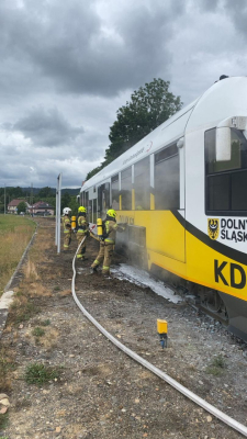 Pożar w pociągu Kolei Dolnośląskich na stacji w Szczytnej. Pięć zastępów straży pożarnej w akcji [ZDJĘCIA] - 3