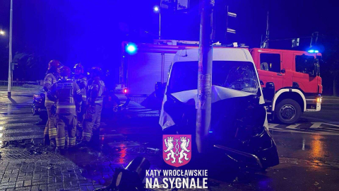 Nocne zderzenie dwóch samochodów we Wrocławiu. Kierowca busa nie ustąpił pierwszeństwa osobówce [ZDJĘCIA] - 0