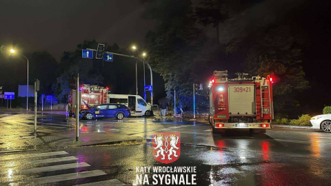 Nocne zderzenie dwóch samochodów we Wrocławiu. Kierowca busa nie ustąpił pierwszeństwa osobówce [ZDJĘCIA] - 1