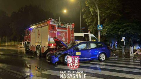 Nocne zderzenie dwóch samochodów we Wrocławiu. Kierowca busa nie ustąpił pierwszeństwa osobówce [ZDJĘCIA] - 2